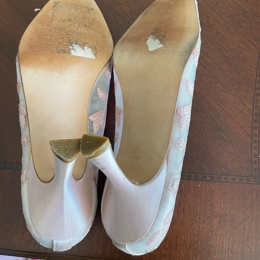 Lord & Taylor Pink Lace Women's Shoes high heel pump size 6M . Square Toe.